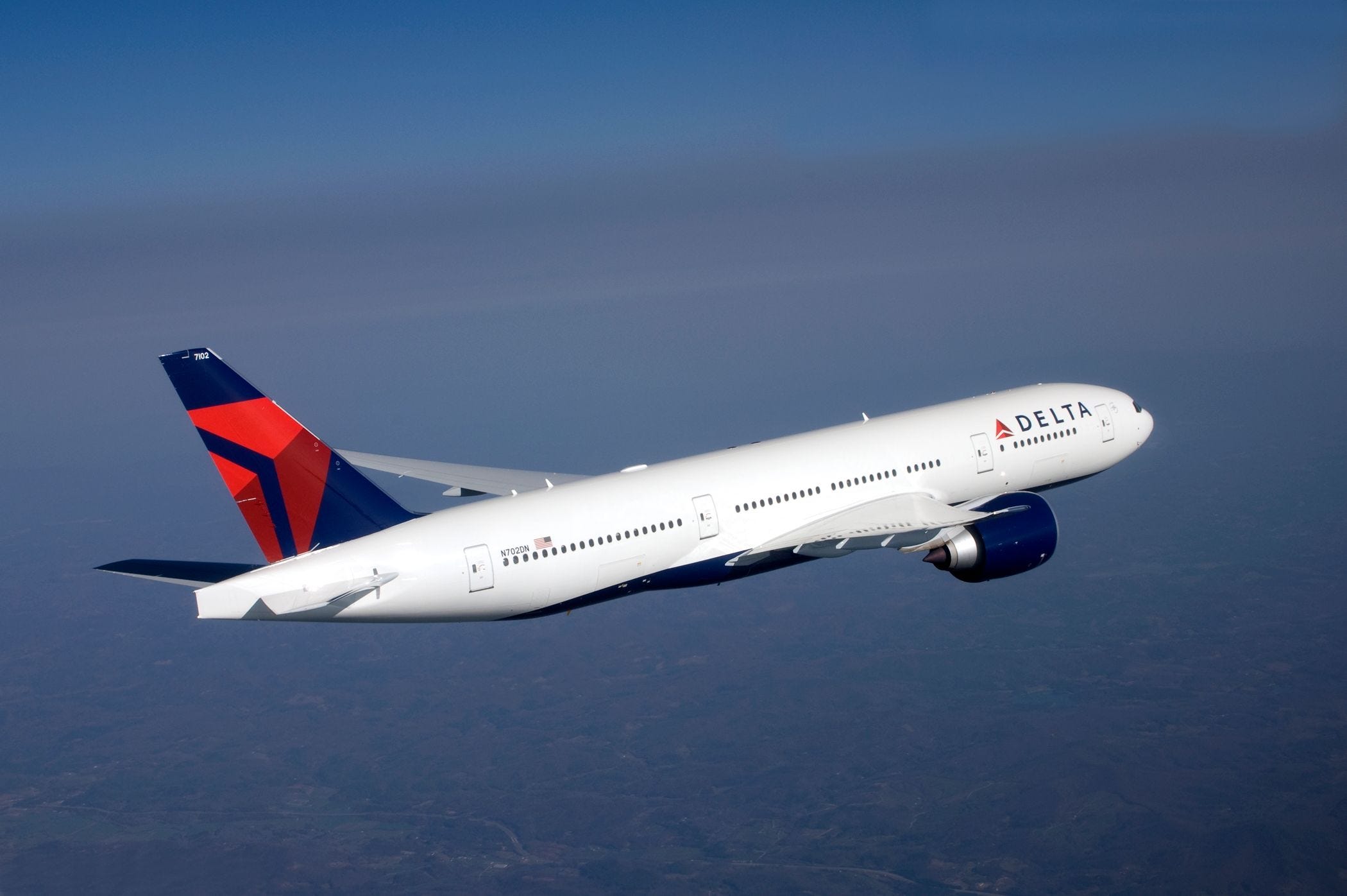 delta airlines carry on luggage size